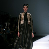 Koleksi terbaru dari Itang Yunasz Yang Mengangkat tema Cindramata di Jakarta Fashion Week 2017. Senayan City. Jakarta. [Foto: Mohammad Abduh/Wolipop]