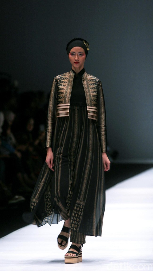 Koleksi terbaru dari Itang Yunasz Yang Mengangkat tema Cindramata di Jakarta Fashion Week 2017. Senayan City. Jakarta. [Foto: Mohammad Abduh/Wolipop]