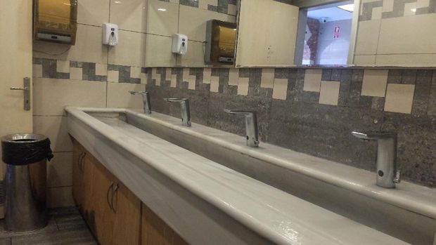 Air di WC ini bisa diatur alirannya (Rois/detikTravel)