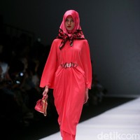 Koleksi terbaru dari Itang Yunasz Yang Mengangkat tema Cindramata di Jakarta Fashion Week 2017. Senayan City. Jakarta. [Foto: Mohammad Abduh/Wolipop]