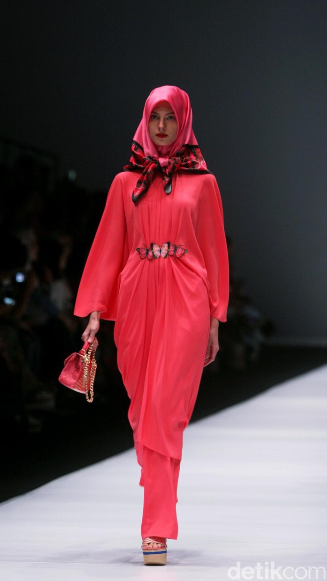 Koleksi terbaru dari Itang Yunasz Yang Mengangkat tema Cindramata di Jakarta Fashion Week 2017. Senayan City. Jakarta. [Foto: Mohammad Abduh/Wolipop]