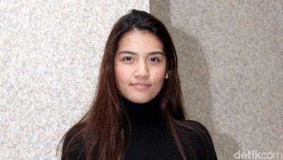 Monita Tahalea Tampil Simple dan Chic