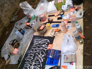 Ini Penampakan Barang Bukti yang Disita dari Terduga Teroris di Majalengka