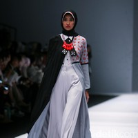 Koleksi terbaru Zaskia Sungkar mengangkat tema Senja Kala di Jakarta Fashion Week 2017. Senayan City. Jakarta. [Foto: Mohammad Abduh/Wolipop]