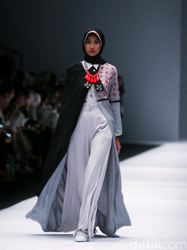 Koleksi terbaru Zaskia Sungkar mengangkat tema Senja Kala di Jakarta Fashion Week 2017. Senayan City. Jakarta. [Foto: Mohammad Abduh/Wolipop]