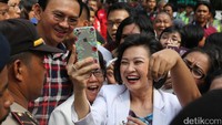 Sejumlah perawat dan dokter turut mencoba selfie. Ahok berkampanye di jalan yang berada di depan RS Omni Hospital.