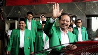 Djan melambaikan tangan sebelum meninggalkan kantor Kemenkum HAM, Rabu (23/11/2016).