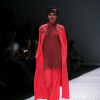 Koleksi terbaru dari Itang Yunasz Yang Mengangkat tema Cindramata di Jakarta Fashion Week 2017. Senayan City. Jakarta. [Foto: Mohammad Abduh/Wolipop]