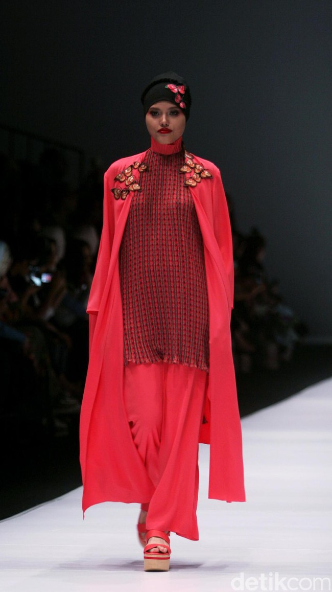 Koleksi terbaru dari Itang Yunasz Yang Mengangkat tema Cindramata di Jakarta Fashion Week 2017. Senayan City. Jakarta. [Foto: Mohammad Abduh/Wolipop]