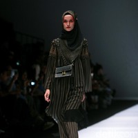 Koleksi terbaru dari Itang Yunasz Yang Mengangkat tema Cindramata di Jakarta Fashion Week 2017. Senayan City. Jakarta. [Foto: Mohammad Abduh/Wolipop]