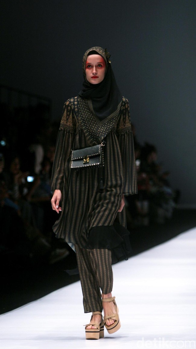 Koleksi terbaru dari Itang Yunasz Yang Mengangkat tema Cindramata di Jakarta Fashion Week 2017. Senayan City. Jakarta. [Foto: Mohammad Abduh/Wolipop]