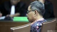 Menjatuhkan pidana kepada terdakwa dengan pidana penjara selama 2 tahun dan 10 bulan serta denda Rp 100 juta, dan apabila denda tidak dibayar diganti dengan pidana kurungan selama 3 bulan, kata ketua majelis hakim Aswijon saat membacakan surat putusan di Pengadilan Tindak Pidana Korupsi (Tipikor), Jl Bungur Besar Raya, Kemayoran, Jakarta Pusat, Kamis (24/11/2016).