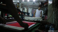Pekerja menyelesaikan pesanan kaos Pilkada dari Aceh.