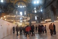 Wisatawan sedang melihat-lihat isi Hagia Sophia (Rois/detikTravel)