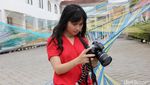 Gritte Agatha Sibuk dengan Kamera Kesayangannya