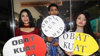 Aktivis Parlemen Watch Indonesia menyambangi Gedung DPR di Senayan, Jakarta, Kamis (24/11/2016).
