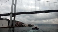 Traveler juga bisa duduk-duduk di tepi kapal sambil menyaksikan pemandangan indah Kota Istanbul dari kejauhan (Rois/detikTravel)