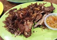 Rodjo: Lezat Menyengat, Ayam dan Bebek Remuk Dicocol Sambal Rawit Merah
