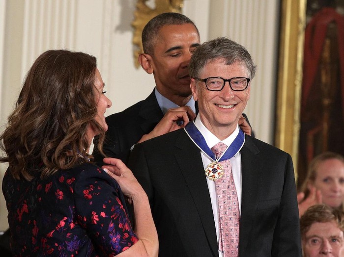 NEW YORK, NY - DECEMBER 01:  Bill Gates (L) and Melinda Gates attends the ONE Campaign and (RED)s concert to mark World AIDS Day, celebrate the incredible progress thats been made in the fights against extreme poverty and HIV/AIDS, and to honor the extraordinary leaders, dedicated activists, and passionate partners who have made that progress possible. At Carnegie Hall on December 1, 2015 in New York City.  (Photo by Dave Kotinsky/Getty Images for The ONE Campaign)