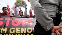 Demonstran berunjuk rasa di depan Istana Negara, Jakarta, Kamis (24/11/2016).