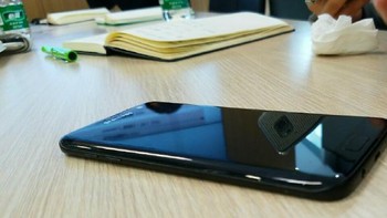 Hanya saja, blue coral nyatanya bukan menjadi satu-satunya varian warna baru Galaxy S7 Edge. Masih ada warna glossy black seperti bocoran gambar berikut. Foto: dok. Weibo