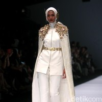 Dian pelangi mengangkat tema koleksinya Gelora Dara di Jakarta Fashion Week 2017. Senayan City. Jakarta. [Foto: Mohammad Abduh/Wolipop]
