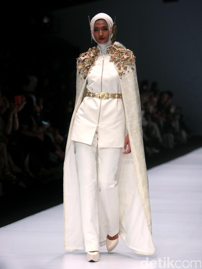 Dian pelangi mengangkat tema koleksinya Gelora Dara di Jakarta Fashion Week 2017. Senayan City. Jakarta. [Foto: Mohammad Abduh/Wolipop]
