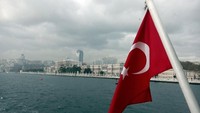 Berlayar menjelajahi Selat Bosphorus di Turki memang menghadirkan sensasi tersendiri. Traveler akan menjadi saksi betapa serunya menjelajahi Selat Bosphorus yang memisahkan antara Benua Eropa dan Asia (Rois/detikTravel)