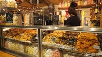 Aneka kue menarik di pasar malam Natal. Melihat kue-kue ini jadi ngiler dibuatnya. (Fitraya/detikTravel)
