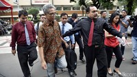 Buni bersama kuasa hukumnya Aldwin Rahadian berjalan menuju mobilnya.