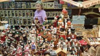 Yang khas di Austria dan juga Jerman adalah boneka Nusscracker. Ini adalah alat pemecah kacang biasanya berbentuk prajurit (Fitraya/detikTravel)