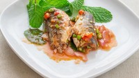 Kandungan gizi yang tinggi pada ikan sarden membuat ibu hamil dianjurkan mengkonsumsi jenis makanan yang satu ini. Kalsium pada sarden juga sangat baik untuk perkembangan janin. Foto: iStock/detikFood
