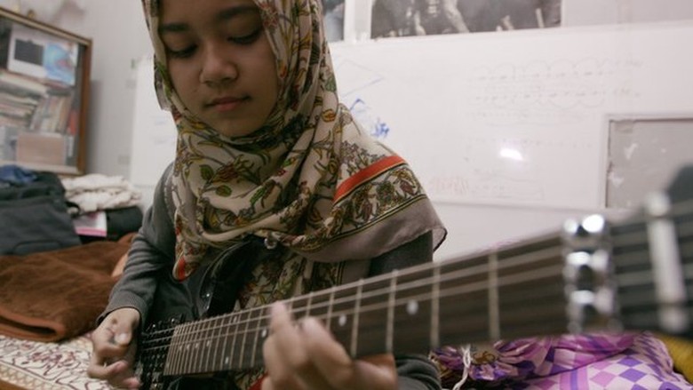 Wanita berjilbab bergelut di dunia musik metal