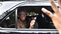 Buni melambaikan tangan dari dalam mobilnya.