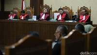 Rohadi menyampaikan pembelaannya tak sampai 1 menit. Ia juga menyinggung bahwa dia masih punya anak kecil, terlebih lagi anaknya tersebut menderita keterbelakangan mental.