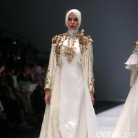 Dian pelangi mengangkat tema koleksinya Gelora Dara di Jakarta Fashion Week 2017. Senayan City. Jakarta. [Foto: Mohammad Abduh/Wolipop]