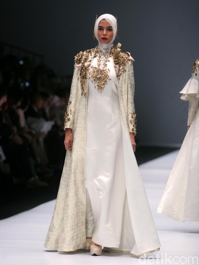 Dian pelangi mengangkat tema koleksinya Gelora Dara di Jakarta Fashion Week 2017. Senayan City. Jakarta. [Foto: Mohammad Abduh/Wolipop]