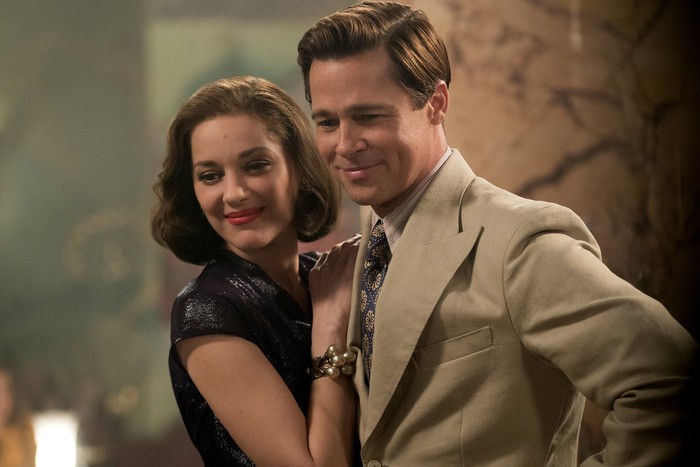 Brad Pitt dan Marion Cotillard Screenshoot film Allied yang diperankan oleh Brad Pitt dan Marion Cotillard.