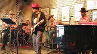 Hal itu terlihat pada Rabu (23/11/2016) di Q Lounge Hotel Sultan, Jakarta semalam. Chappy beraksi dengan band nya The PlaySet membawakan sejumlah lagu oldies dan menghibur para pengunjung. Pool/dok Istimewa.