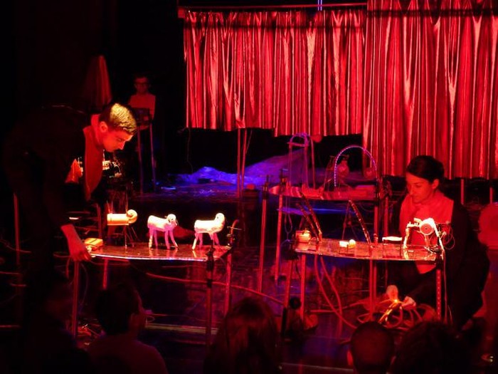 Tim Spooner Asal Inggris Pentaskan The Assembly of Animals