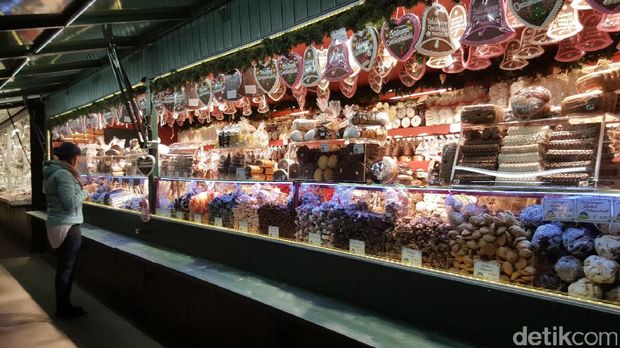 Aneka kue menarik di pasar malam Natal (Fitraya/detikTravel)