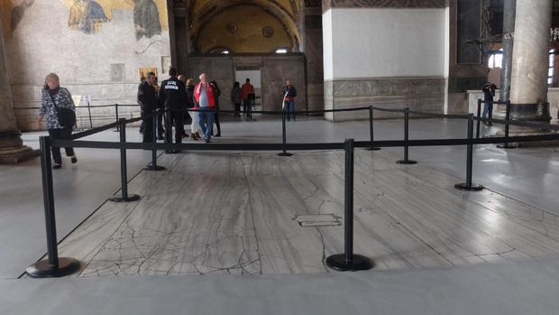 Foto: undefined Bagian lantai Hagia Sophia yang ambles dan diberi batas (Rois/detikTravel)