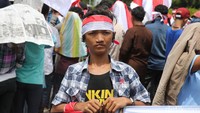 Massa berunjukrasa di depan Istana Merdeka, Jakarta.
