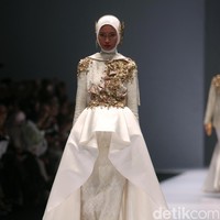 Dian pelangi mengangkat tema koleksinya Gelora Dara di Jakarta Fashion Week 2017. Senayan City. Jakarta. [Foto: Mohammad Abduh/Wolipop]