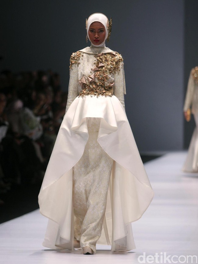 Dian pelangi mengangkat tema koleksinya Gelora Dara di Jakarta Fashion Week 2017. Senayan City. Jakarta. [Foto: Mohammad Abduh/Wolipop]