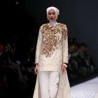 Dian pelangi mengangkat tema koleksinya Gelora Dara di Jakarta Fashion Week 2017. Senayan City. Jakarta. [Foto: Mohammad Abduh/Wolipop]