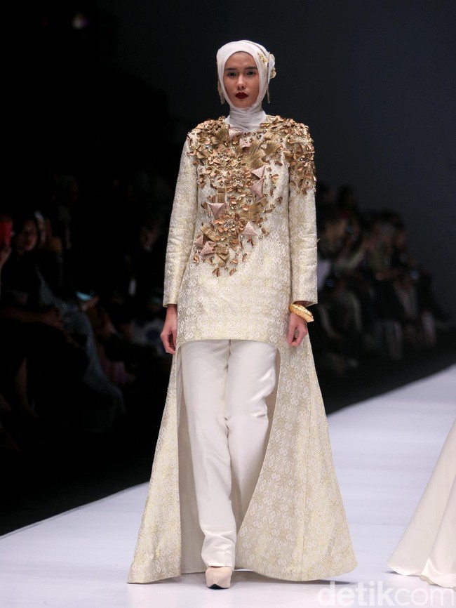 Dian pelangi mengangkat tema koleksinya Gelora Dara di Jakarta Fashion Week 2017. Senayan City. Jakarta. [Foto: Mohammad Abduh/Wolipop]
