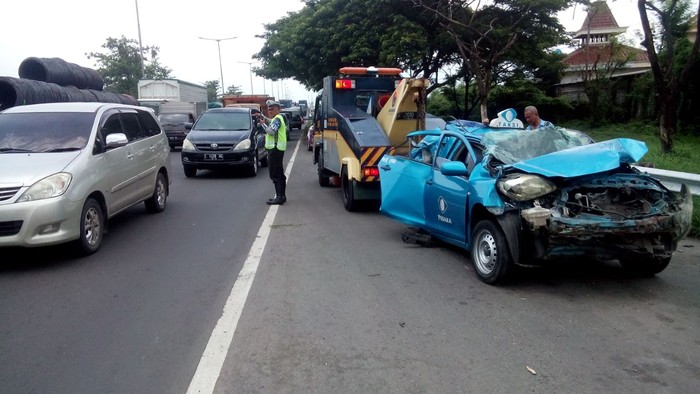 Truk Tabrak Taksi Hingga Ringsek, Beruntung Sopir Selamat