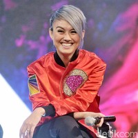 Tak bosan bereksperimen, kali ini Agnez Mo memilih rambut silver. Ia juga memilih gaya sporty dengan bomber jacket oranye. Foto: Noel/detikHOT