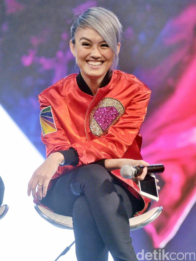 Tak bosan bereksperimen, kali ini Agnez Mo memilih rambut silver. Ia juga memilih gaya sporty dengan bomber jacket oranye. Foto: Noel/detikHOT